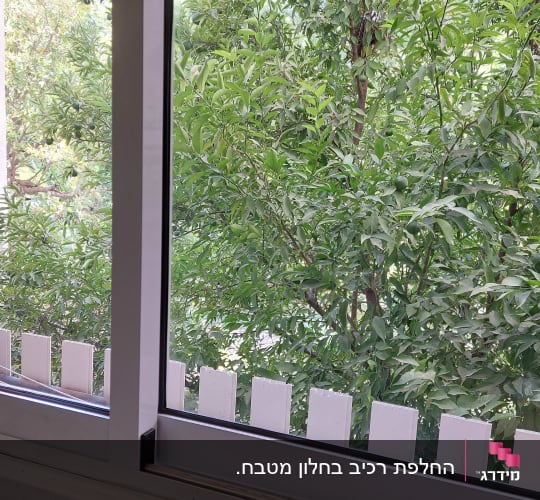 חלון אלומיניום עם מסגרת לבנה